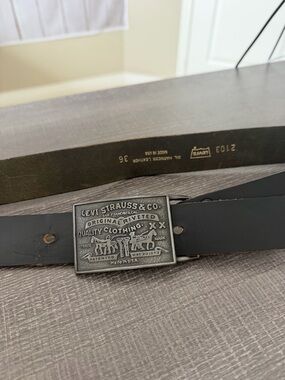 Levi's Vintage Made in USA Oil Harness Leather Belt with Two
Horse Logo Buckle